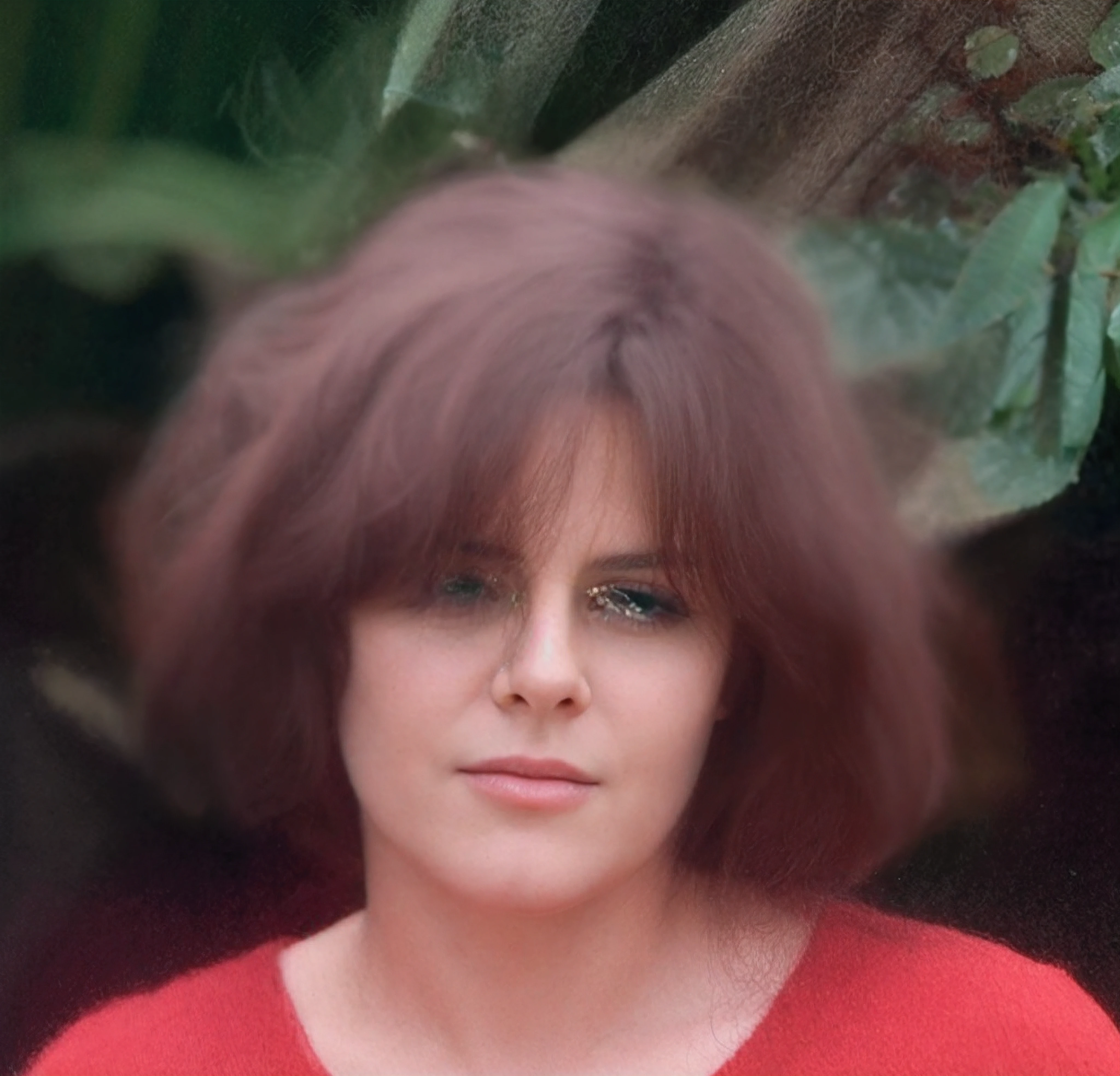 mulher com cabelo castanho encrispado