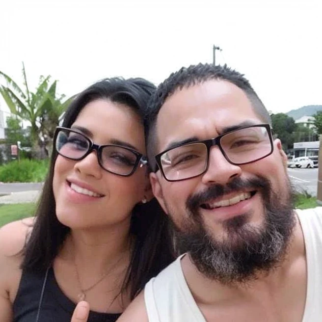 there is a man and a woman that are posing for a picture, imagem de perfil, Alanis Guillen, Karla Ortiz, Casal feliz, Directed by: Nandor Soldier, par, foto de perfil, david rios ferreira, Alex Yanes, com montanhas ao fundo, imagem do avatar, foto de perfil, foto do perfil, facebook post, andrea rocha, Retrato de duas pessoas