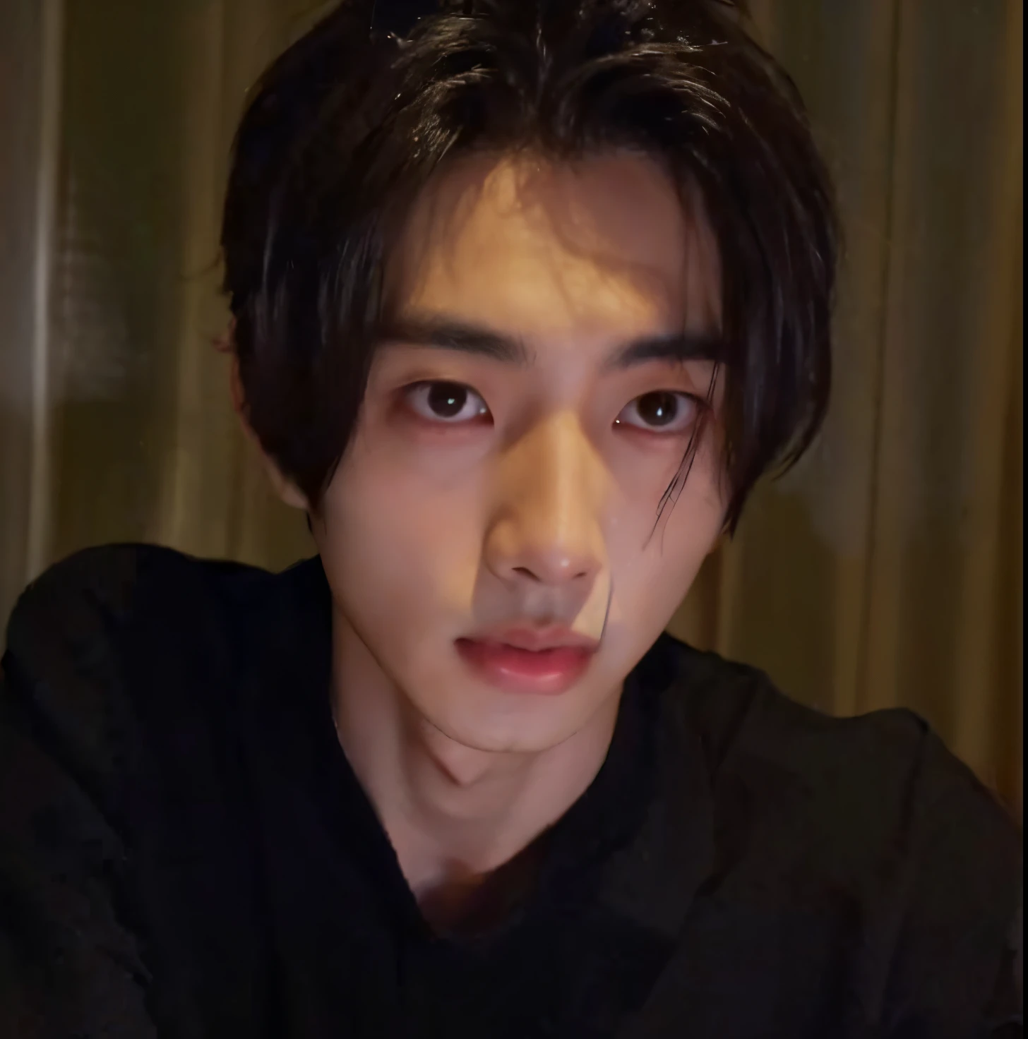 hay un hombre con una camisa negra mirando algo, Cai Xukun, 1 7 years - child of thin face age, inspirado por Zhang Han, handsome japanese demon boy, Heise Jinyao, young wan angel, Jinyoung Shin, wry smirk, Sha Xi, Wan adorable cara coreana, cara hermosa, he is about 20 years old