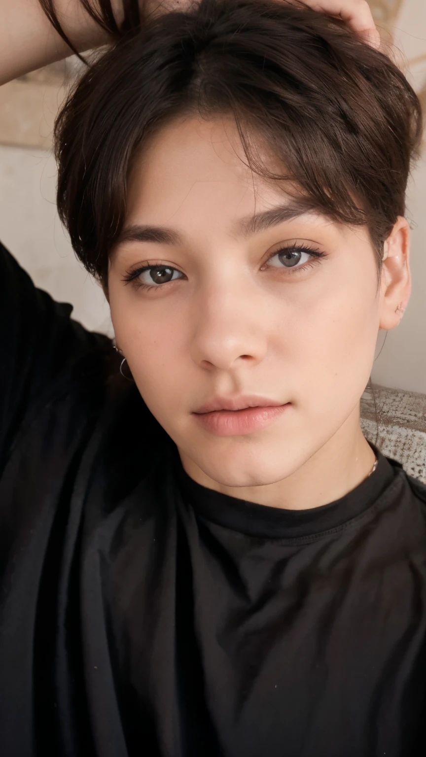Hombre, tono de piel blanco, cabello rojo lacio, ojos celeste claros, remera negra, fondo plateado, 8k.