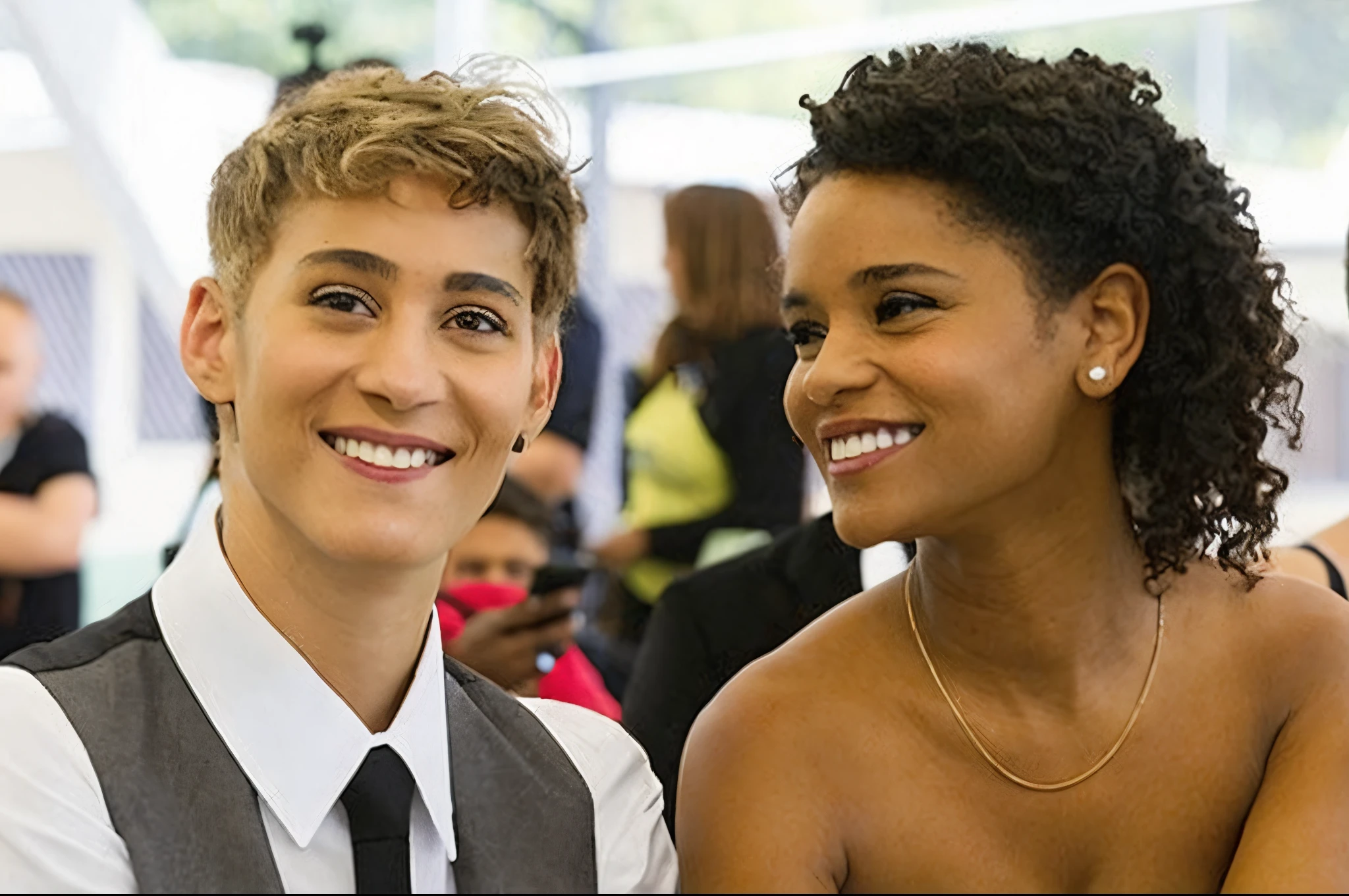 casal, ****** loiro, mulher negra de cabelo cacheado