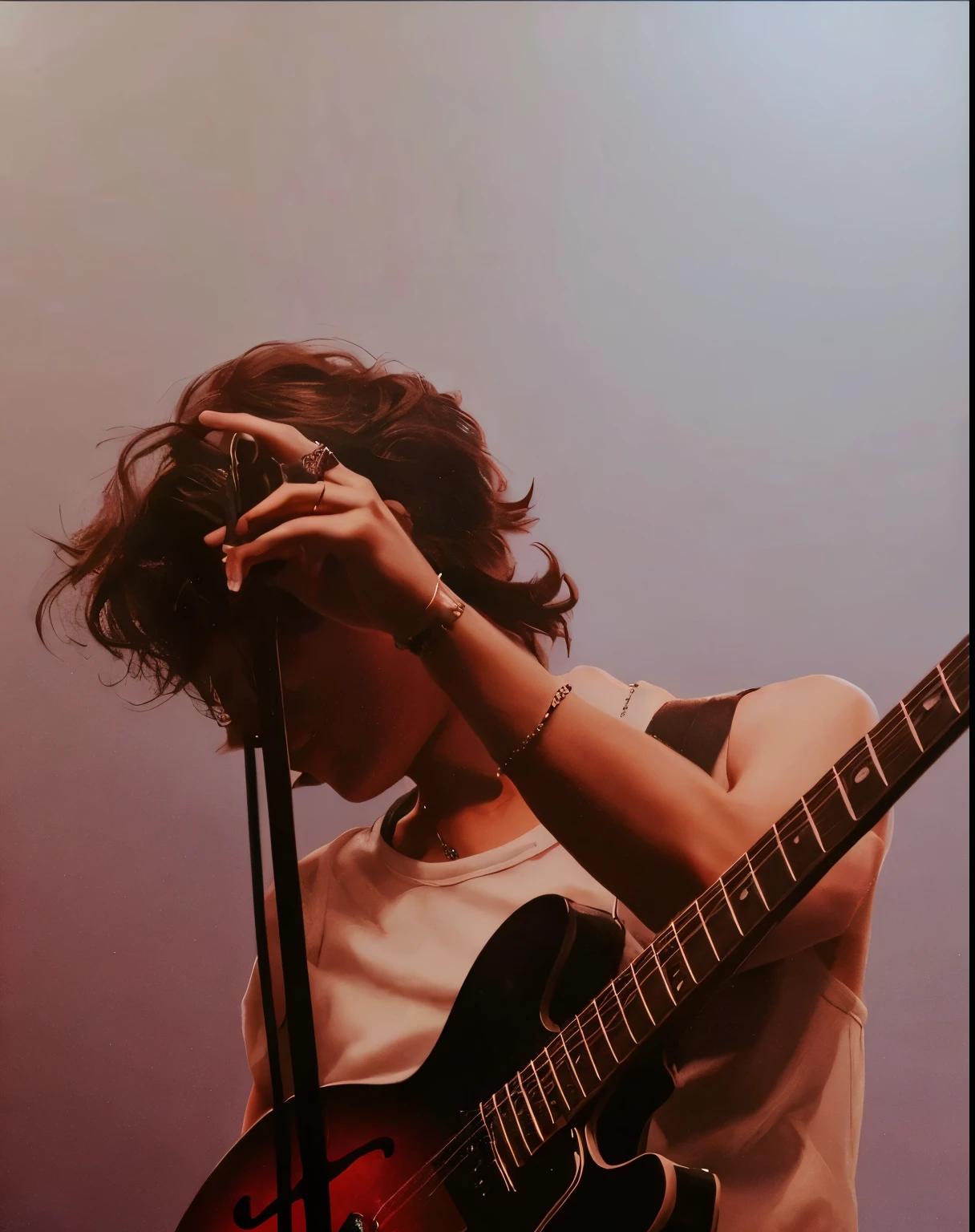 Hay un hombre que sostiene una guitarra en la mano, Tocar la guitarra en el escenario, performing on stage, Declan McKenna, Harry Styles, tocar la guitarra, tocar la guitarra, Finn Wolfhard, Concert photography, Realizar, Es una estrella de rock, Has short, curly brown hair, en el escenario, Timothee Chalamet, Joe Keery, Foto del concierto, ✏️🎨