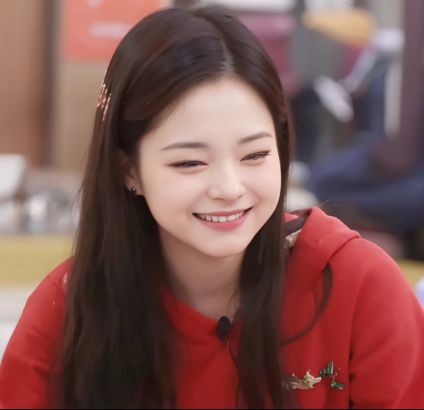 There is a woman who smiles and looks at her cell phone., Blackpink Jennie, Wan adorable cara coreana, Ella tiene una linda cara expresiva, bizco, Ella tiene una cara linda, Jaeyeon Nam, leve sonrisa linda, She is grinning, sonrisa encantadora, coy smile, tan feliz que le duele la cara, she is smiling and happy, Linda actriz coreana