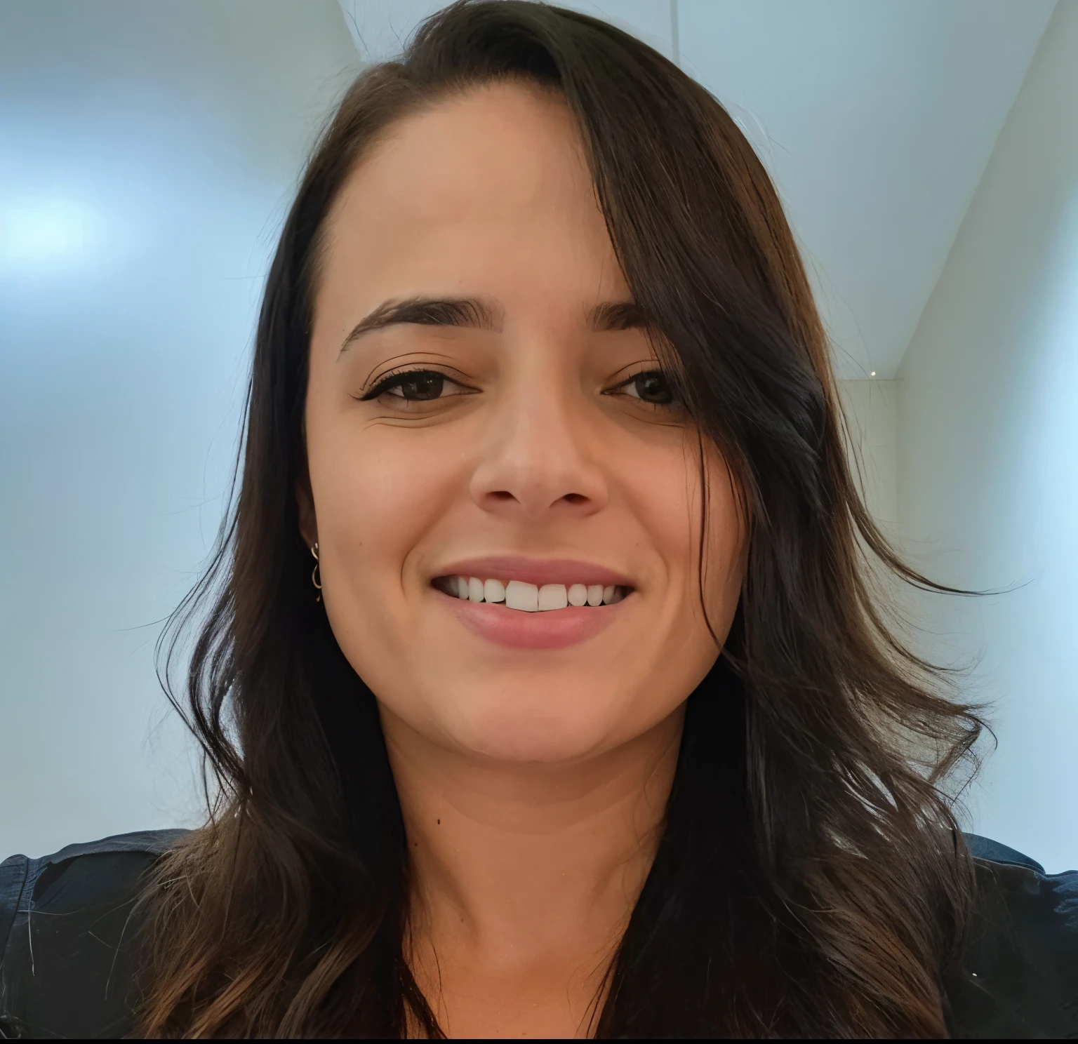 mulher sorridente com longos cabelos castanhos e uma camisa preta, Malika Favre, fernanda suarez, imagem de perfil, andrea rocha, Directed by: Nandor Soldier, Olivia de Bernardinis, Lisa Brawn, Andorinha Toron, Anos Imane, julia fuentes, 4 5 I, Alana Fletcher, Monica Langlois, Amanda Lilleston