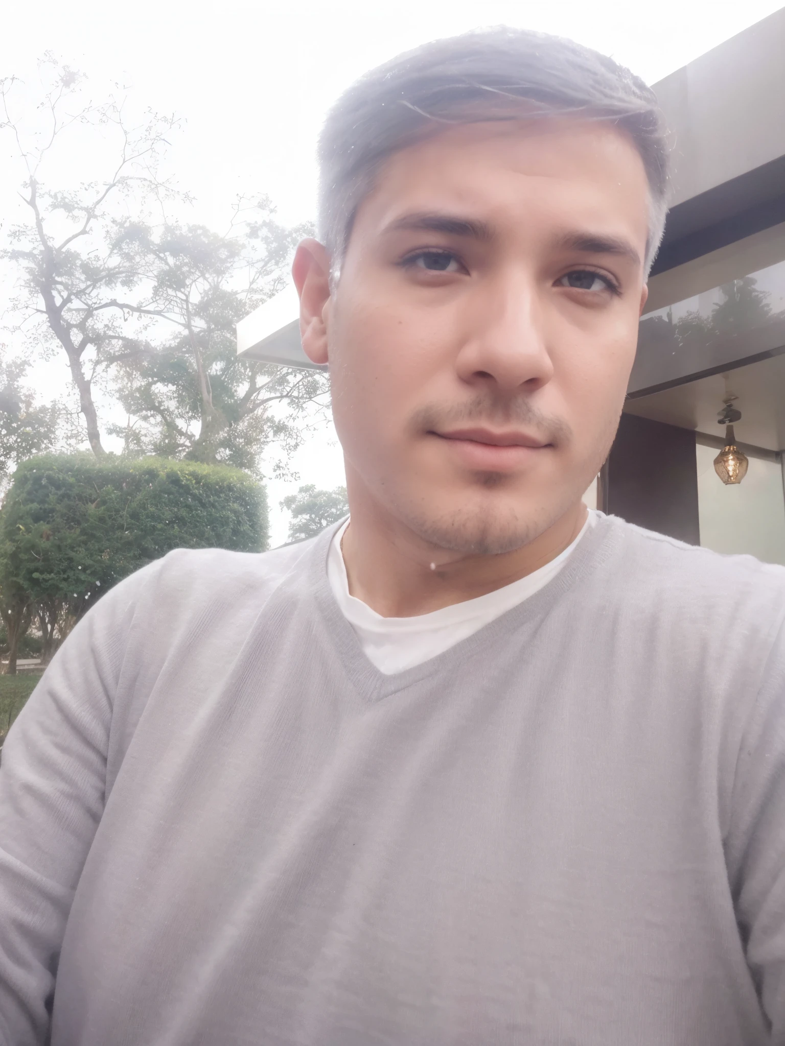 alta qualidade,estilo anime,jovem de cabelos brancos com olhos azuis,Sem barba,
espada,Misty scenery