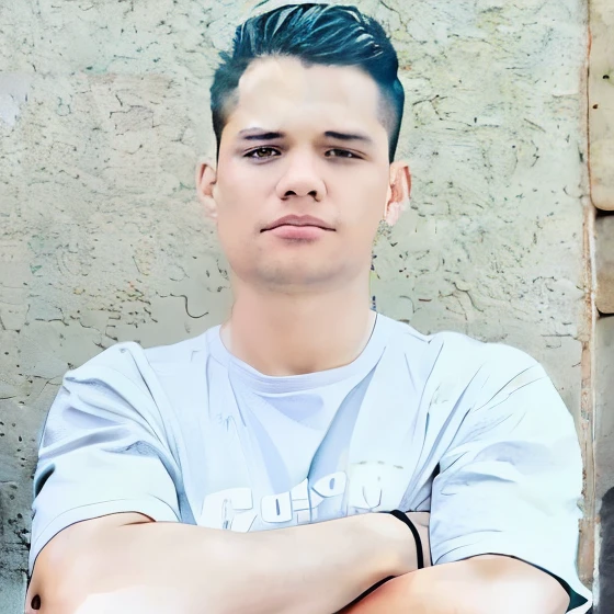 There is a man with his arms crossed and a skateboard in his hand, foto de perfil, foto de perfil, Cristiano Orrillo, em torno de 1 9 anos, taken in the early 2020s, christian cline, damian kryzwonos, 18 anos, andres rios, Juliano Ope, album photo, foto de perfil headshot, imagem de perfil, foto do perfil