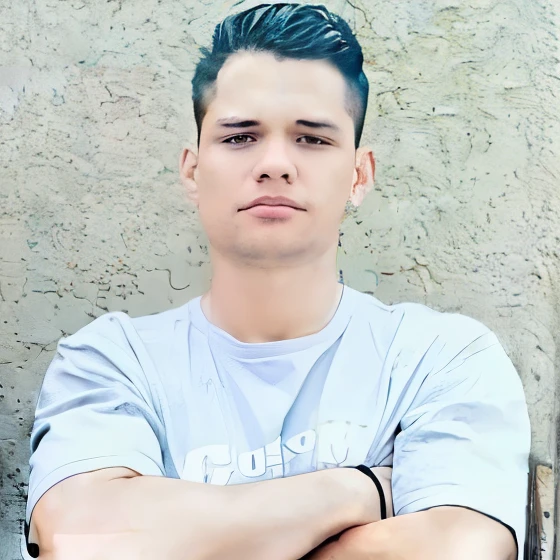 There is a man with his arms crossed and a skateboard in his hand, foto de perfil, foto de perfil, Cristiano Orrillo, em torno de 1 9 anos, taken in the early 2020s, christian cline, damian kryzwonos, 18 anos, andres rios, Juliano Ope, album photo, foto de perfil headshot, imagem de perfil, foto do perfil