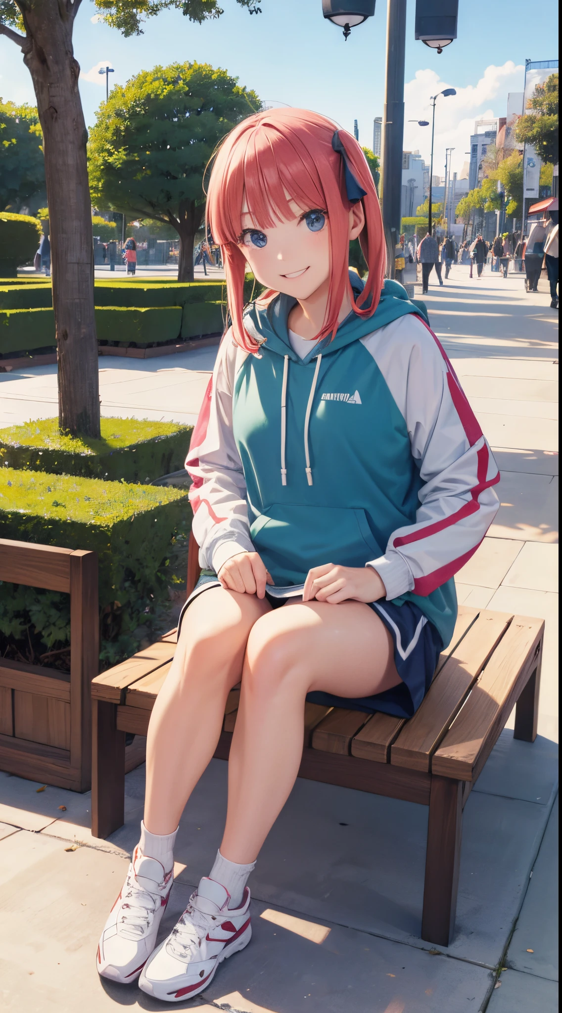Nino Nakano sonriendo ,drawstring sportswear,parque,sentada en una banca