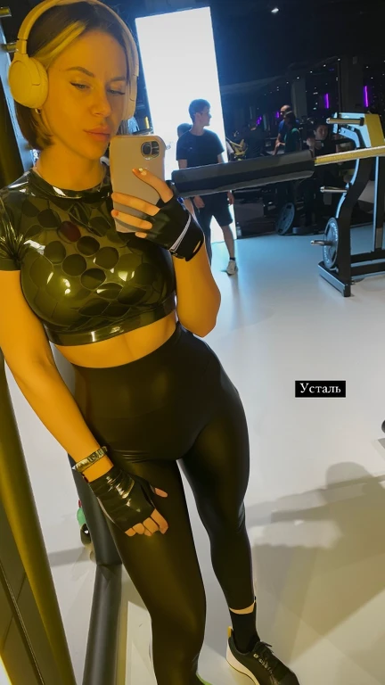 The woman, делает селфи в зеркале в latexе полупрозрачном мокрое тело 💕 в тренажерном зале, tight translucent latex outfit, Workouts in latex Black translucent latex leggings, Sturdy abs, tight fit latex translucent latex pierced navel, navel piercing, latex .