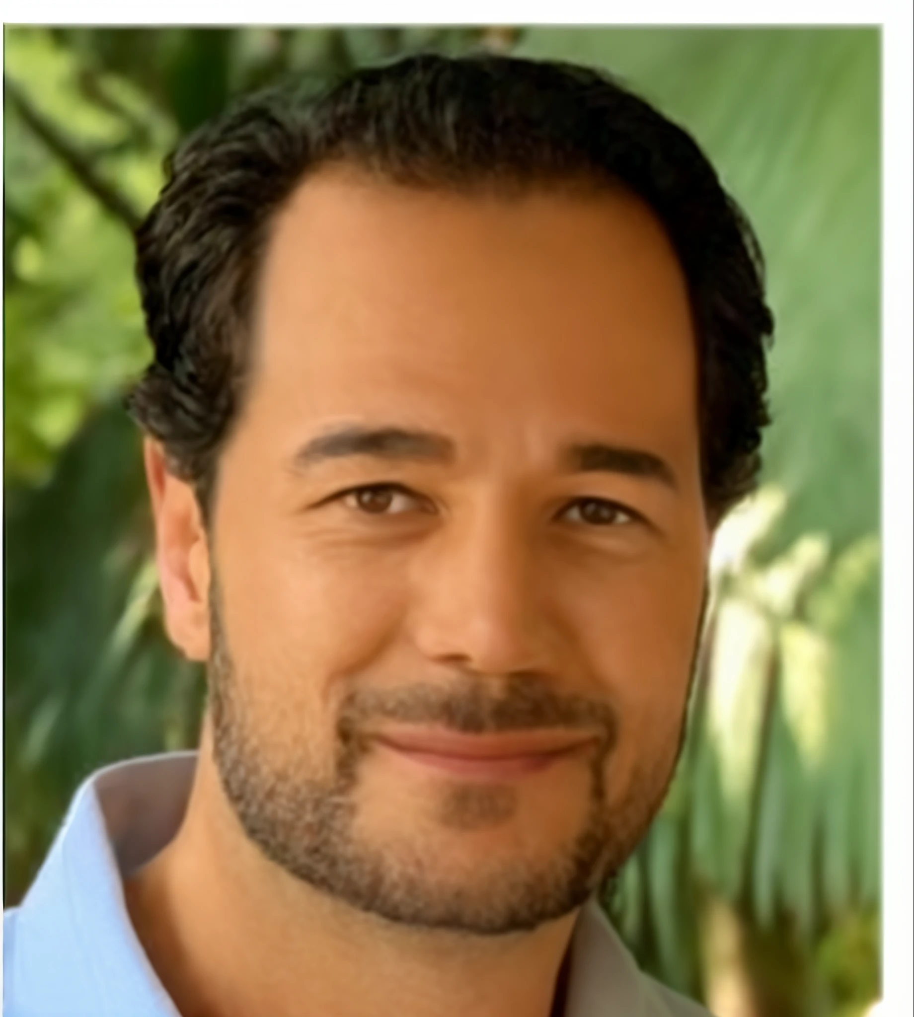 a close up of Marcelo Pires smiling, a man with a beard and a light blue shirt, profile photo in high definition.