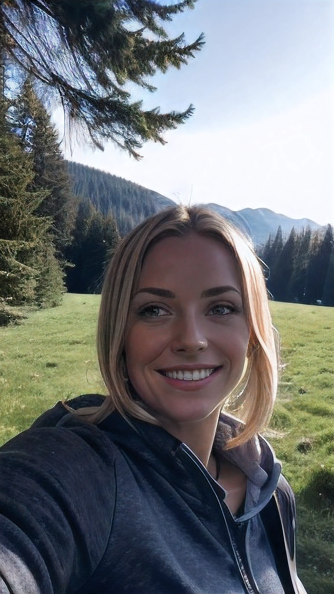 1 Frau, Amerikaner, beautiful, ((upper body selfie, happy)), Dreharbeiten im Zelt, beautiful backlight, Open Tent Sign,Meisterwerk, best quality, Ultra-detailliert, nur, al fresco, (Nacht), Gebirge, Natur, (Stern, Der Mond) heiter, happy,, Kuschelig im Schlafsack, Im Inneren des Zeltes, When you open the tent, Outside you can see some nice riders.., Wald, Felsformationen, Rivers, Holz, Rauch, schattenhaft, Kontrast, Klarer Himmel, Analoger Stil (Blick auf den Betrachter:1.2) (Hautstruktur) (Filmkorn:1.3), (Warmer Farbton, Warmer Ton:1.2), nahaufnahme, Filmisches Licht, Seitenbeleuchtung, Die Ultra-Highres, Beste Schatten, ...RAW, upper half body, Pullover tragen, Entspannte und intime Fotos, blonde Haare,