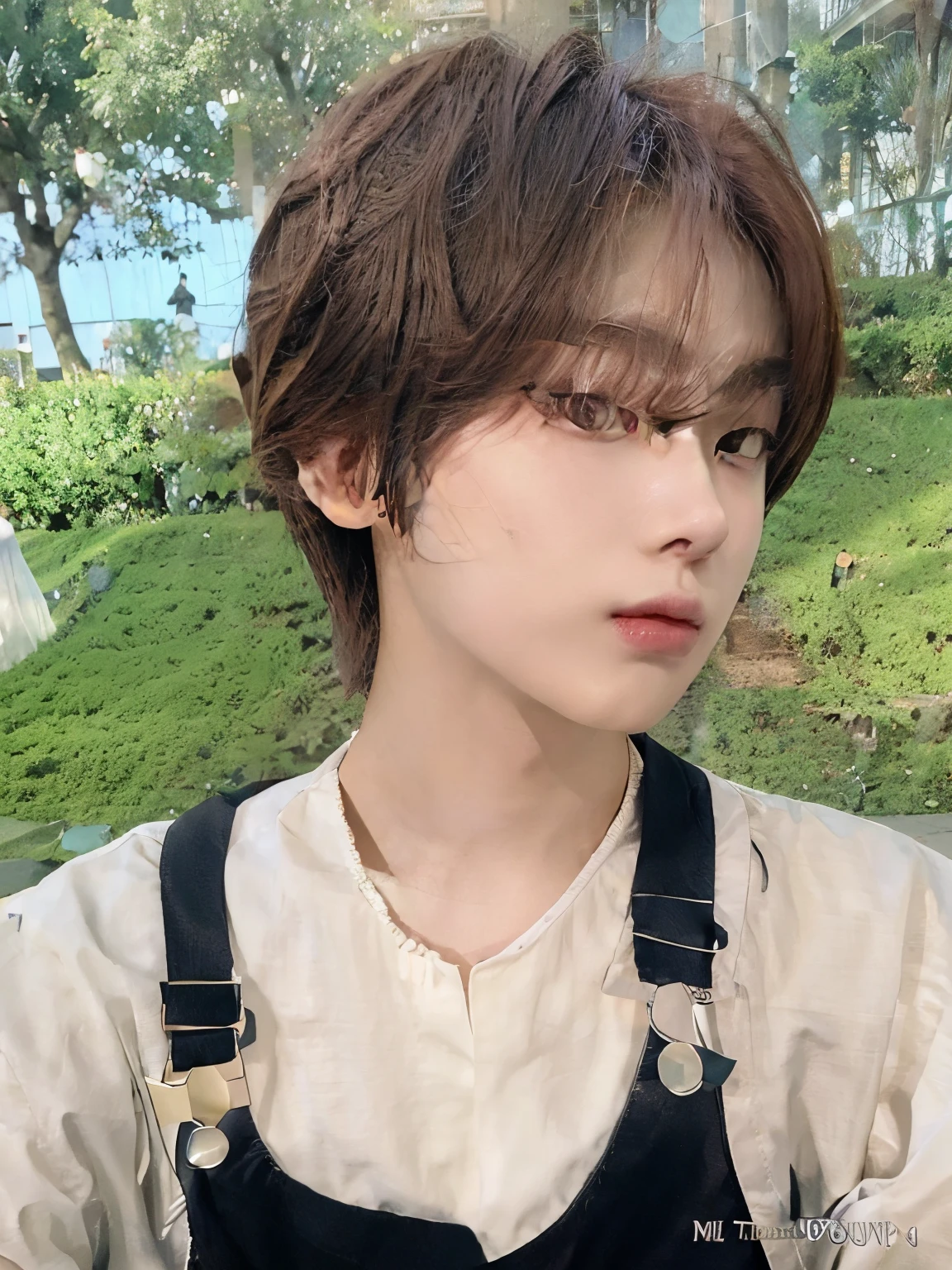 um close de uma pessoa usando um colar e um colar, Jung Jaehyun, com cabelos curtos, Kim Doyoung, Ulzzang, branco hime corte penteado, Cai Xukun, TaeJune Kim, Dom Yunjoo, Heonhwa Choe, jennie blackpink, com cabelo curto com franja, O corte Hime, colar, Parque Ji-min
