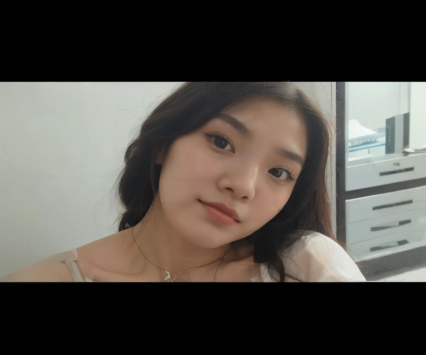 a close up of a woman with a necklace on her neck, menina bonito-fino-cara, Ulzzang, menina coreana, wan adorable korean face, young adorable korean face, korean symmetrical face, com cabelos curtos, Mulher sul-coreana bonita, young cute wan asian face, branco hime corte penteado, preto hime corte cabelo, bonito rosto de anime natural, maquiagem coreana popular