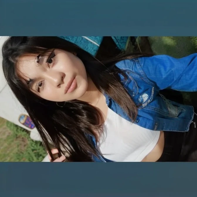 Mujer arafed con camisa blanca y chaqueta azul posando para una foto., 18 years old, 1 6 years, she is about 1 6 years old, alanis guillen, 1 8 yo, 2 2 years old, muy, muy baja calidad, 2 3 years old, 19 year old girl, muy baja calidad, imagen de muy muy muy baja calidad