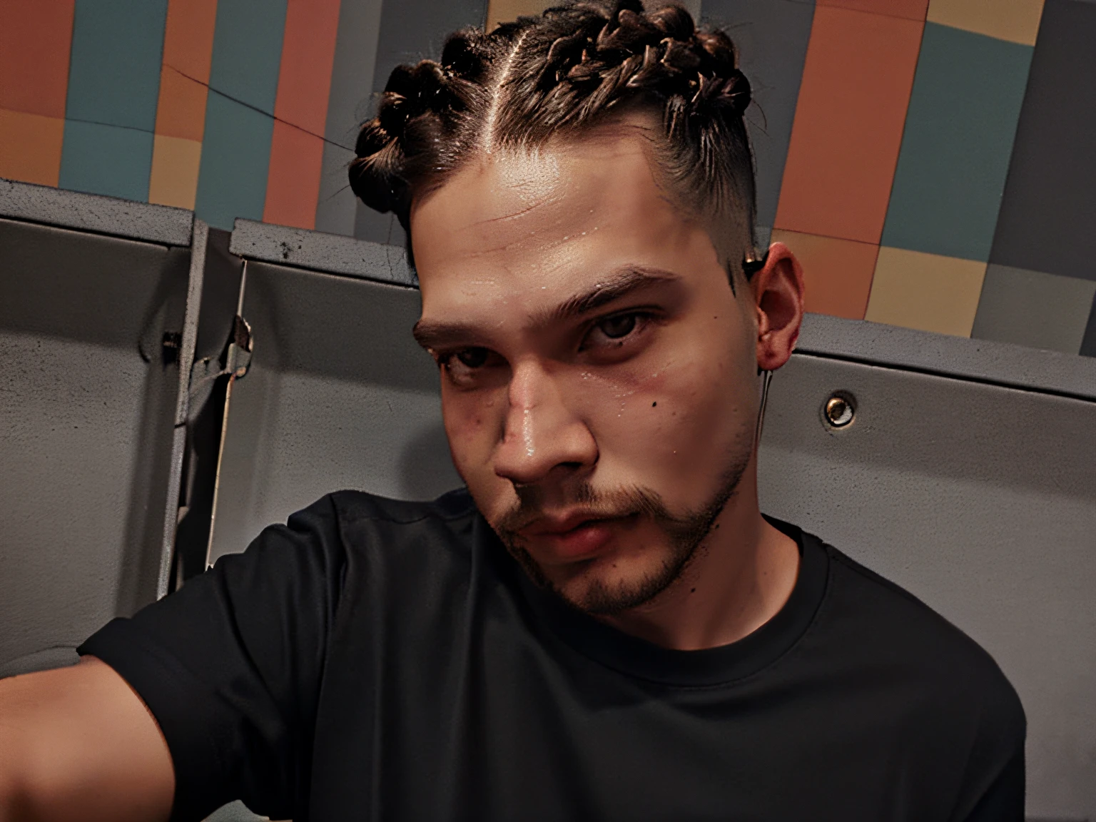 There is a man with braids in a black shirt and a black shirt, em torno de 1 9 anos, barbeado limpo!!!!, imagem frontal, rosto raspado limpo, barbeado limpo,