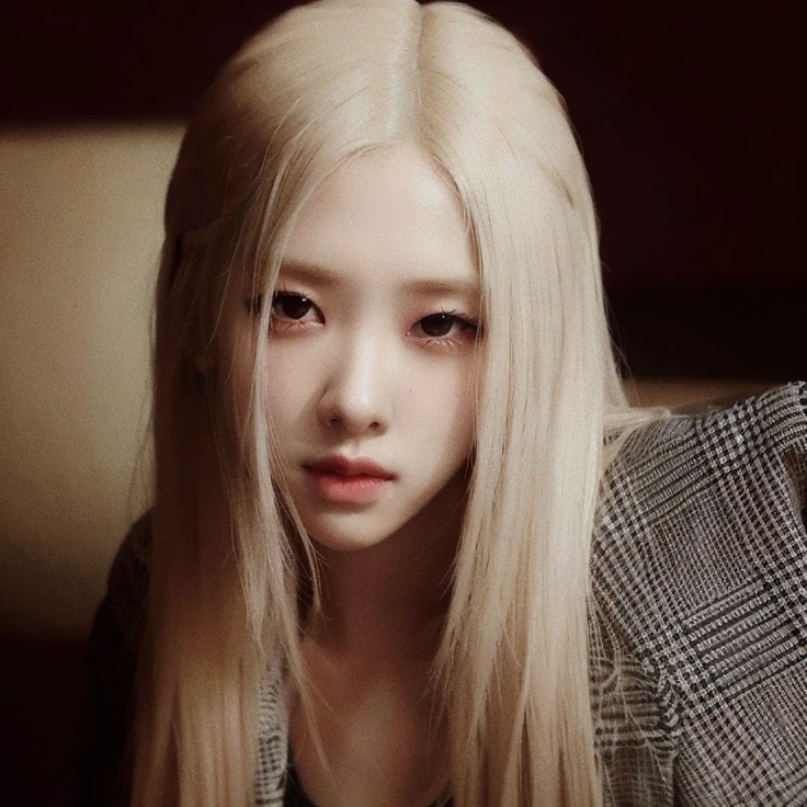 Blonde woman with long hair and a plaid jacket looking at camera, Retrato de Jossi de Blackpink, Parque Roseanne de Blackpink, Jossi de Blackpink, Chica con el pelo blanco, con pelo largo blanco, con el pelo largo y blanco, albino white pale skin, Retrato Jisoo Blackpink, Blackpink Jennie, Su cabello es blanco, albino intenso, Jisoo de Blackpink, pale hair, Cabello albino
