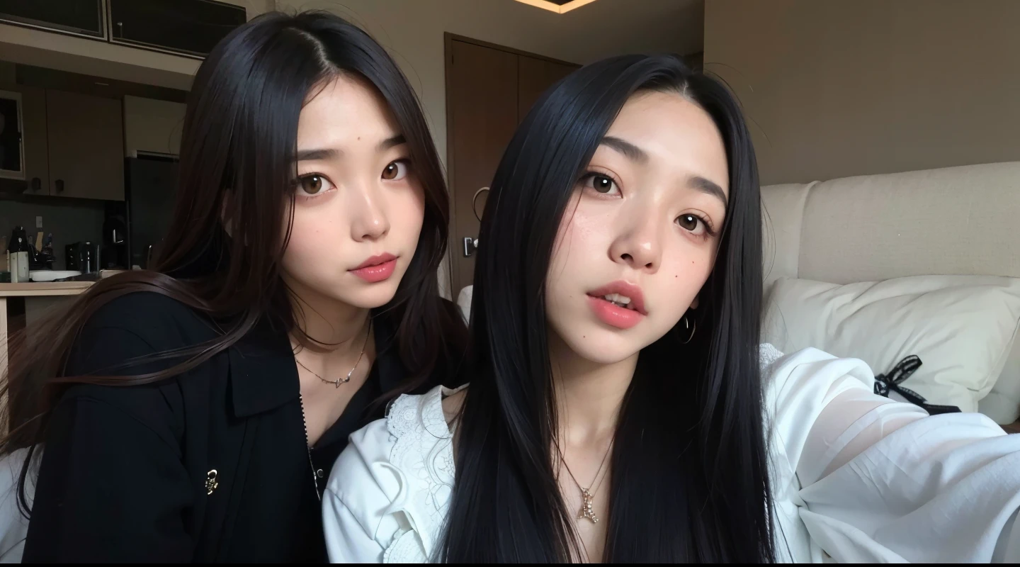 Dos mujeres con cabello largo y negro posando para una foto., ulzzang, con negro, maquillaje popular de Corea del Sur, maquillaje coreano popular, Rasgos de la cara coreana, Cabello negro Hime cortado, con cabello negro lacio, Korean symmetrical face, con una gemela, beautiful gemini twins, con el pelo largo, asian features, El Corte Hime, gemelos, Sui Ishida con cabello negro
