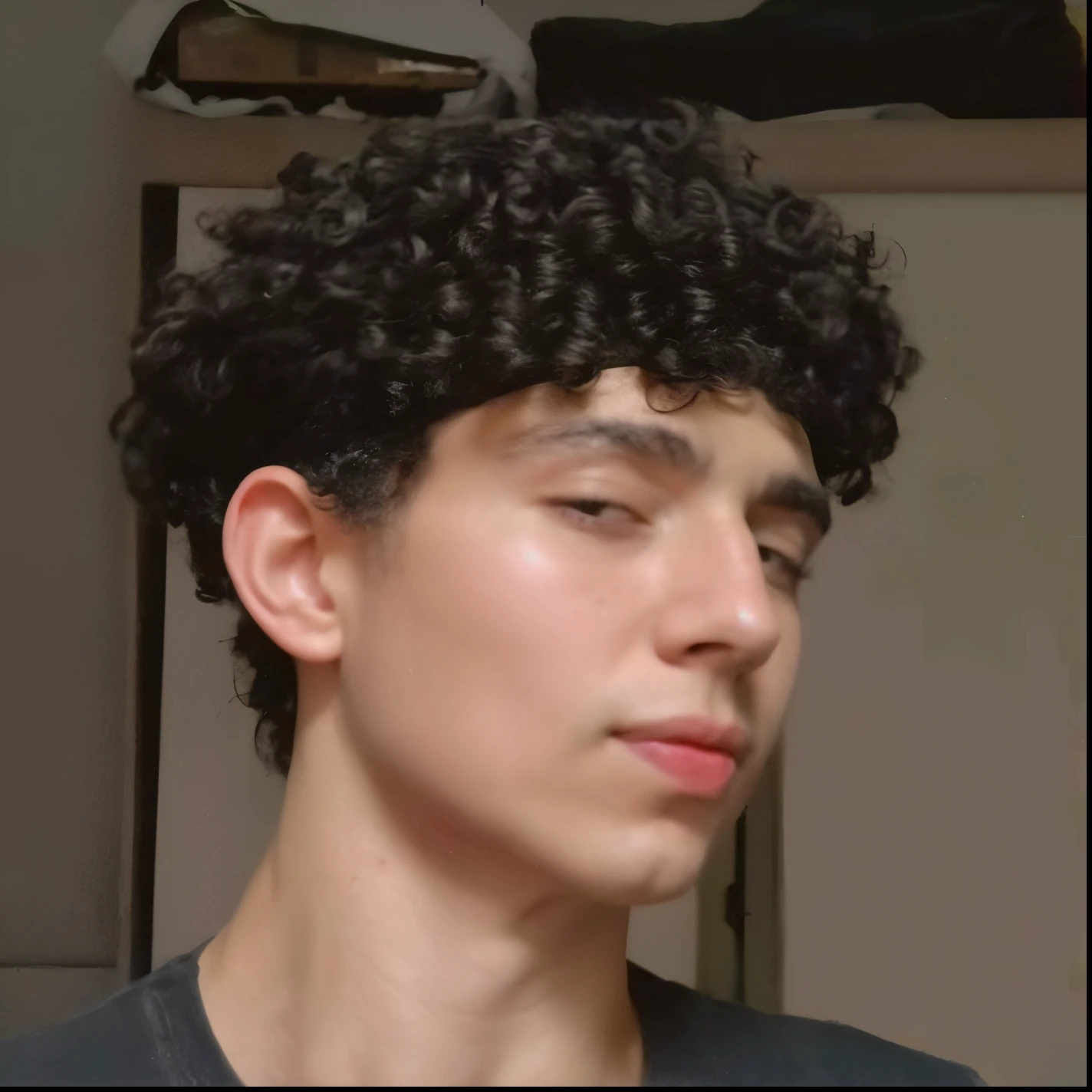 Man with curly hair and black shirt looking at the camera, curls on top of his head, cabelos cacheados e curtos, cachos por cima, ele tem cabelos castanhos curtos e cacheados, (cabelos cacheados escuros e curtos), he has an elongated head shape, um homem negro com longos cabelos cacheados, com um perm encaracolado, short hair on top of his head
