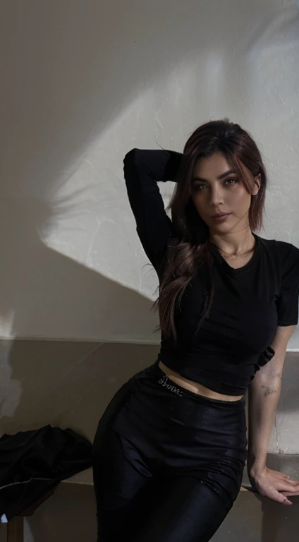 Influenceuse cheveux rose, legging noir, t-shirt noir moulants, Domaine, elegant, diamant, visage parfait