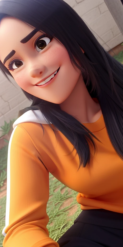 Mulher brasileira, cabelo preto, camiseta de manga longa laranja. Sentada na grama , com um sorriso discreto