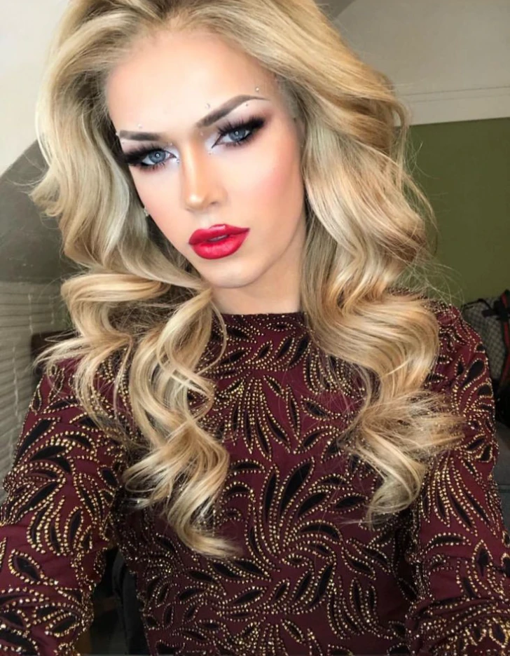 un gros plan d'unite women with longs cheveux blonds and au rouge à lèvres, cheveux glam, visage sexy avec maquillage complet, longs cheveux blonds et grands yeux, Une magnifique blonde, cheveux blonds et grands yeux, wide golden eyes and red lips, avec maquillage professionnel, longues boucles blondes, pale skin curly blonde hair, Maquillage glam, Thick makeup fancy, jaw dropping beauty