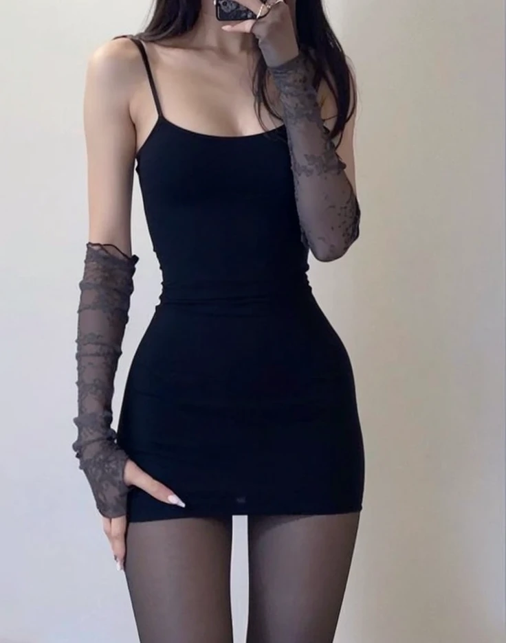 Araffe woman in tight black dress taking a selfie with her cell phone, Usar ropa simple y ajustada, Ella lleva un vestido negro, con un vestido negro, con un vestido negro ajustado, con un vestido oscuro, vestido oscuro, Traje negro, Vestido negro, ropa negra, Ropa negra ajustada, Intrigante atuendo, Foto de Slim Girl, Ropa negra