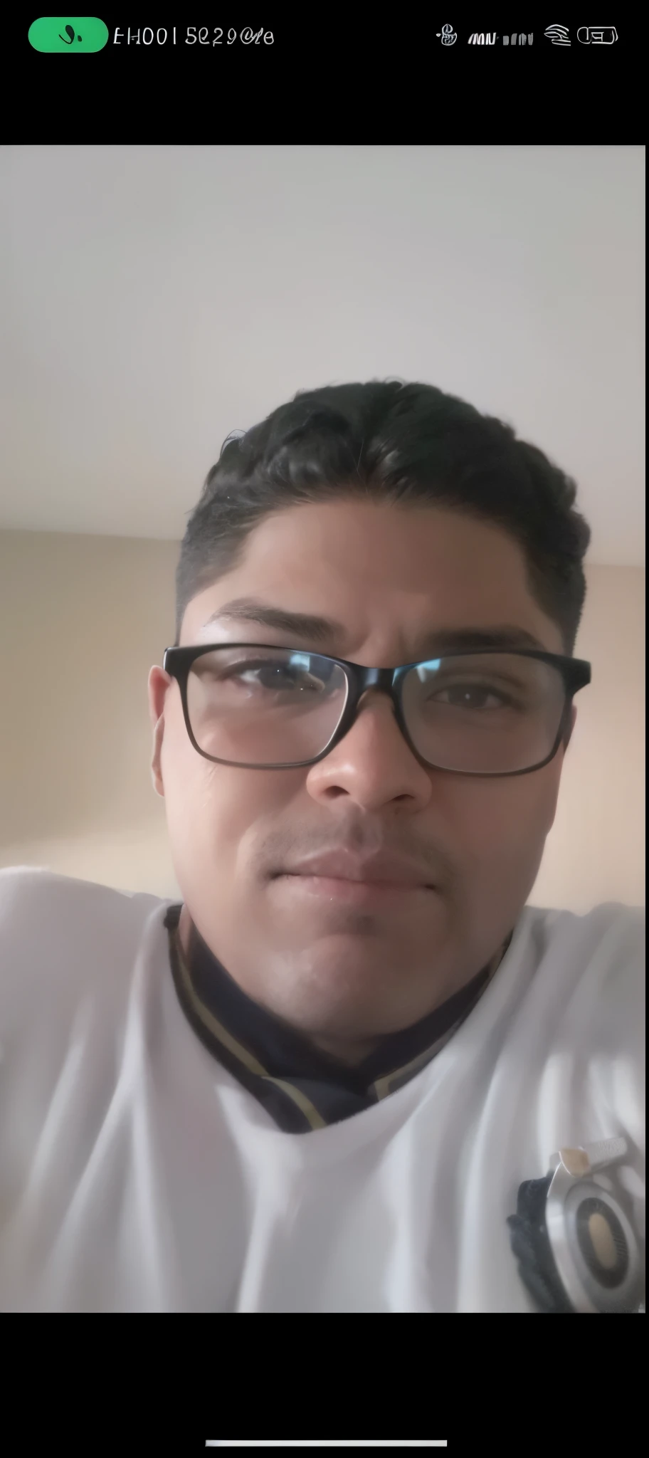 solo, 1adolecente, no expression, boca fechada, folded arms, cabelo preto, topete no cabelo, fechaduras, olhos castanhos escuros, olhos brilhantes, pupilas brilhantes, terno preto, camisa de colarinho branco, gravata, black trousers, office space, office interior, eixo de luz, raios de luz, tiro de cowboy