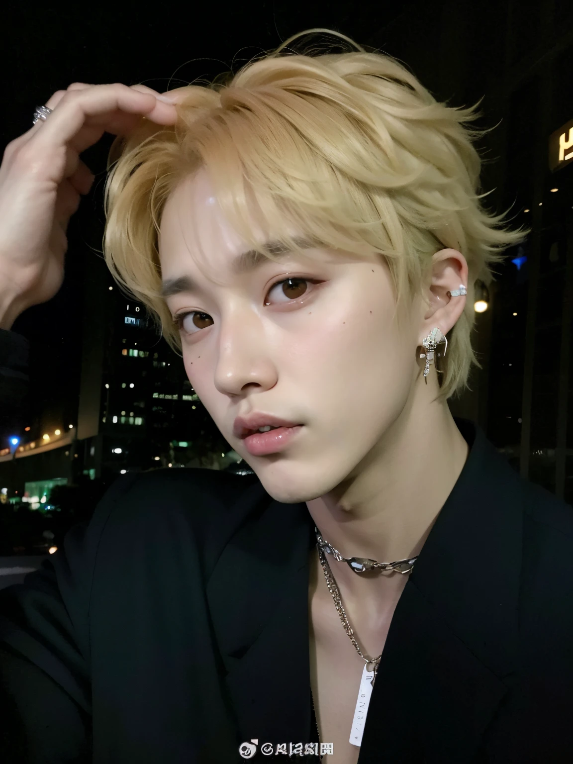 Foto arafed de un hombre con cabello rubio y una chaqueta negra., Cai Xukun, Retrato de Jossi de Blackpink, taken in the early 2020s, Hyung Tae, Jinyoung Shin, Taehyung comiendo papas fritas Gucci, jungkook, Kim Doyoung, inspirado por Bian Shoumin, con el pelo corto, Jimin, Hong June Hyung, Jung Jaehyun
