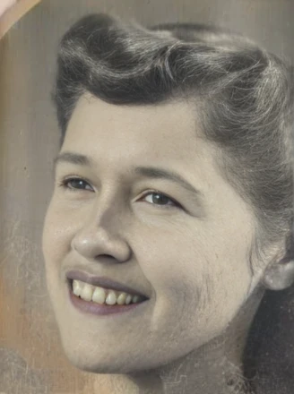 Foto de uma mulher com um sorriso no rosto, foto granulada de uma mulher, Dolores Abernathy, na casa dos 20 anos, retrato close up, taken in the early 2020s, em seus primeiros 3 0, fotografia de closeup vintage, Closeup retrato, foto 1960, fechar retrato, Foto de uma mulher