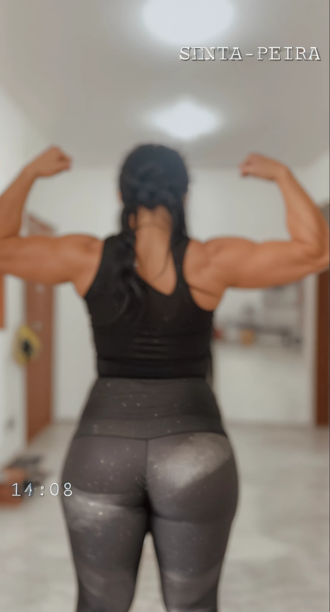 there is a woman in a tight black blouse and leggings, Muscles, mulher forte, view of the back, ombros podem ser vistos, menina musculosa, showing off biceps, strong arms, musculoso!!, back pose, mostrando o ombro de costas, musculoso!!!, Big biceps, corpo forte, flexing large muscles, imagem de perfil, Muscle, voltar - ver, silhueta forte UHD 16K