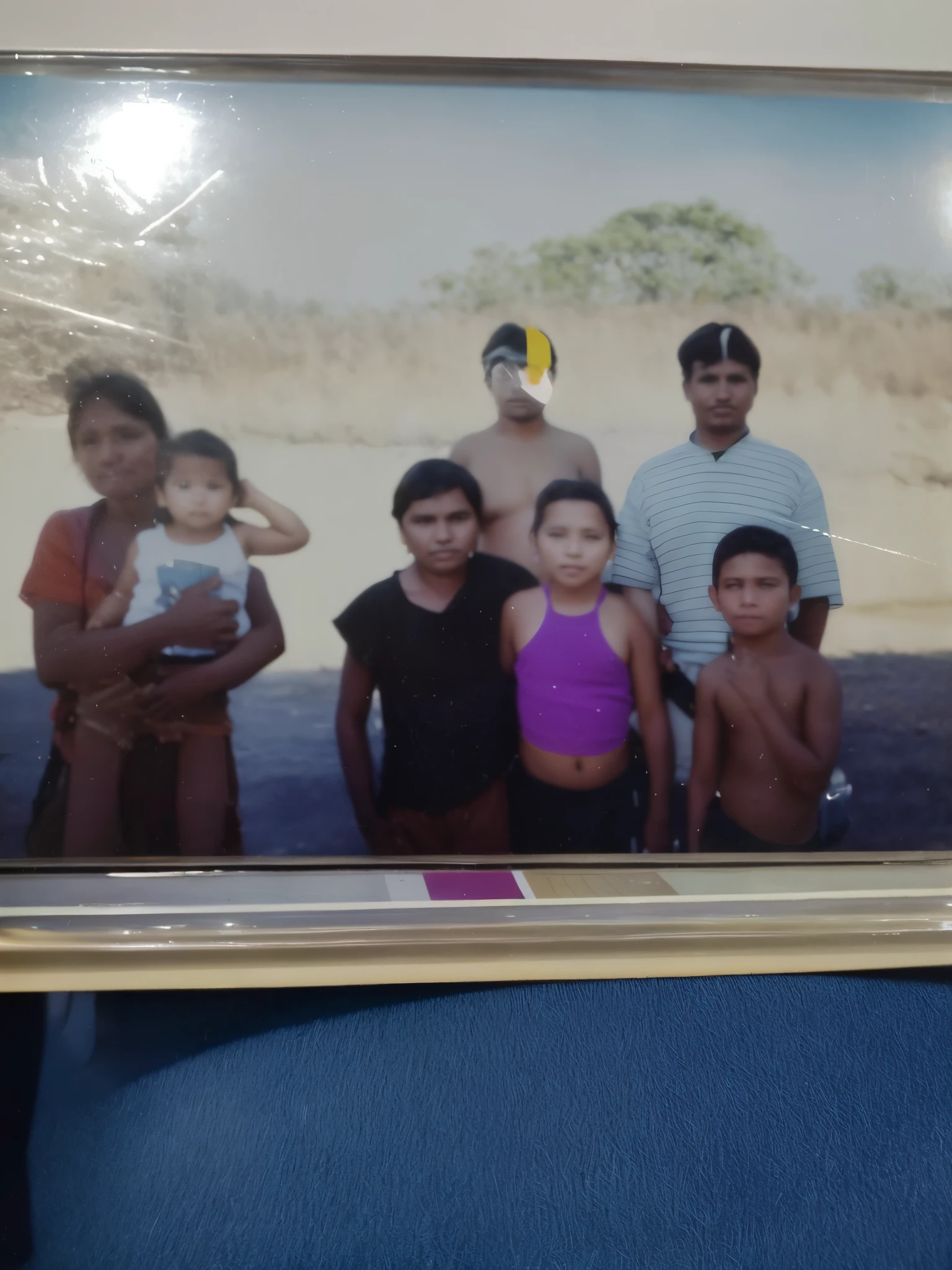 There's a picture of a family posing for a photo, em torno de 1 9 anos, imagem antiga, amazon indian peoples in brazil, Foto de 1990, Foto Polaroid encontrada, imagem de qualidade muito baixa, Foto anos 90, Foto dos anos 90, foto antiga, Foto de 1 9 8 0 s, Foto dos anos 1980