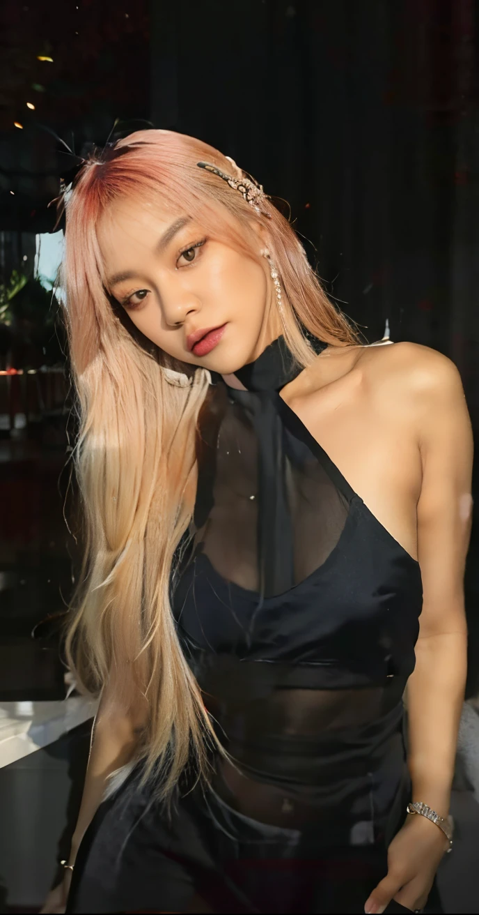 um Close up de uma mulher com um vestido preto posando para uma foto, Parque Roseanne do Blackpink, Cl, jossi do blackpink, Heonhwa Choe, com longos cabelos loiros, Retrato de Jossi de Blackpink, Mulher sul-coreana bonita, taken in the early 2020s, coreana, 韓国アイドル, Mulher coreana, ela tem cabelos loiros