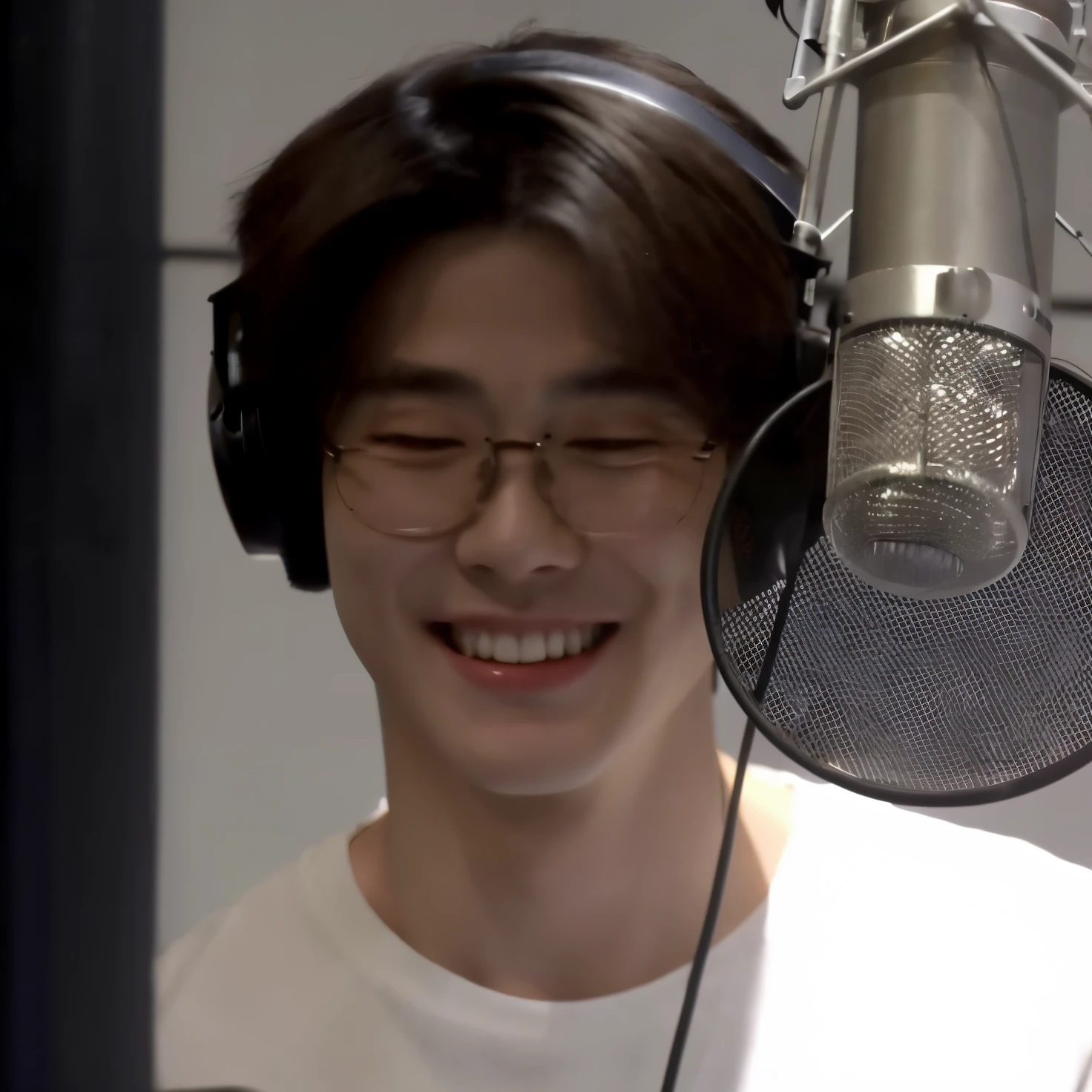 there is a man who smiles in front of a microphone, Jung Jaehyun, Kim Doyoung, Jinyoung Shin, XQC, Jaeyeon Nam, Cai Xukun, Taejune Kim, He's grinning, Hyung Tae, Hsiao-ron, Wan adorable cara coreana, Yanjun Chengt, Giga Chad llorando, Captura de pantalla del video de YouTube