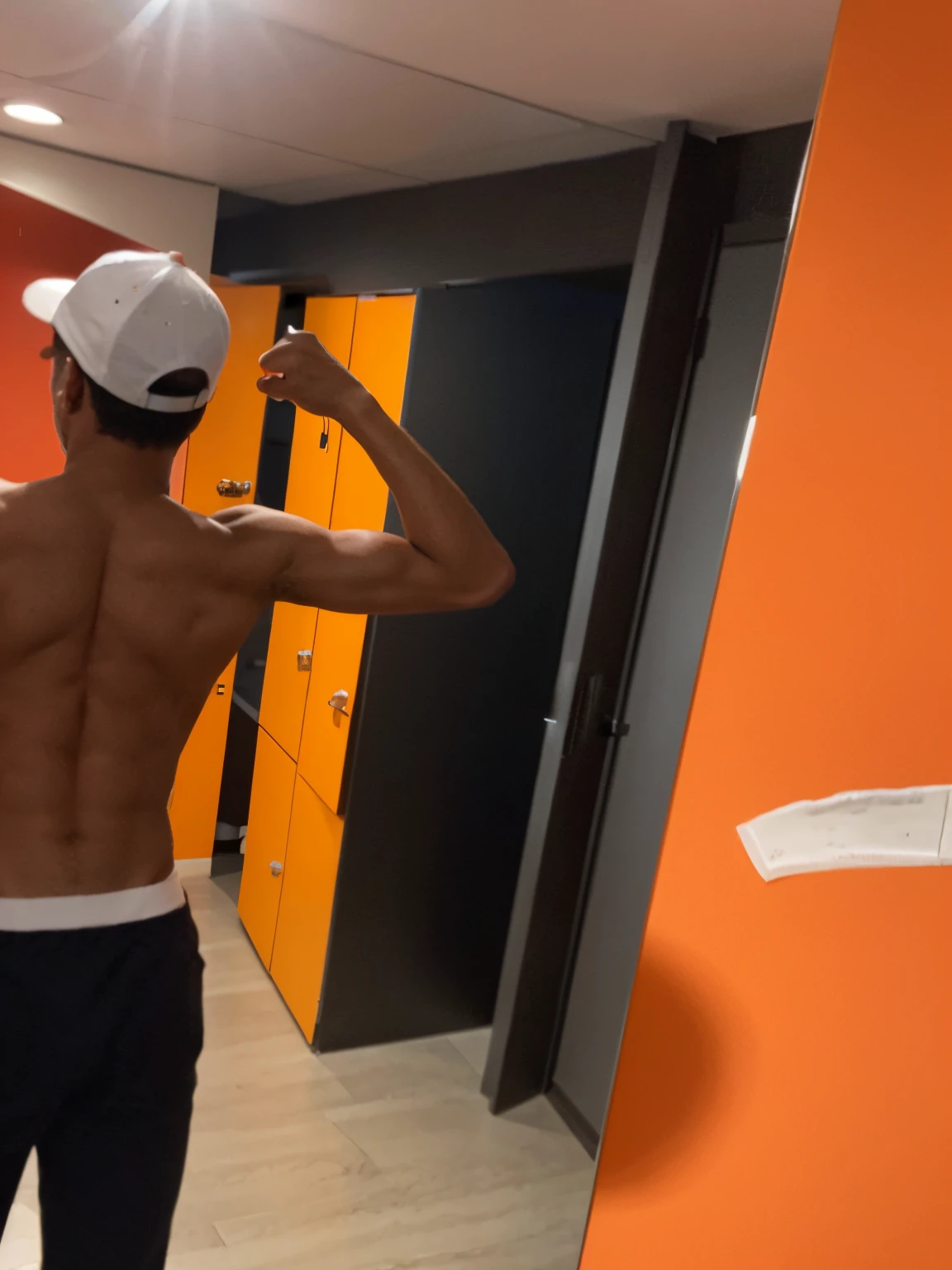 c&#39;is a man who debuted in a piece with a portable telephone., Fit Pic, Image du corps entier, 18 ans, 2 3 ans, 21 ans, 1 6 ans, 2 2 ans, taken in early 2023, 2 7 ans, [ two definitional rigidities ]!!, 2 4 sur le muscle dos