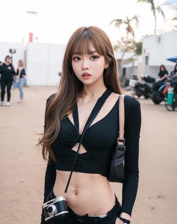 araffe woman in black top and shorts holding a camera, Lalisa Manoban de Blackpink, Lalisa Manobal, Jossi de Blackpink, Retrato de Jossi de Blackpink, Sun Yunjoo, Parque Roseanne de Blackpink, con flequillo, Llevar un sexy top recortado, Flequillo partido en el centro, Parte superior negra, her belly button is exposed, Blackpink Jennie