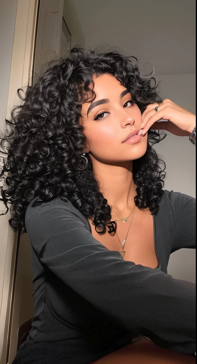 araffe woman with curly hair sitting on a chair and looking at the camera, cabelo encaracolado preto, curly middle part haircut, longos cabelos cacheados pretos selvagens, cabelos negros cacheados, cabelos escuros cacheados, preto longo cabelo encaracolado longo, franja encaracolado, longos cabelos cacheados pretos, cabelos cacheados, curly hair, (cabelos cacheados escuros e curtos), longos cabelos negros encaracolados, encaracolado