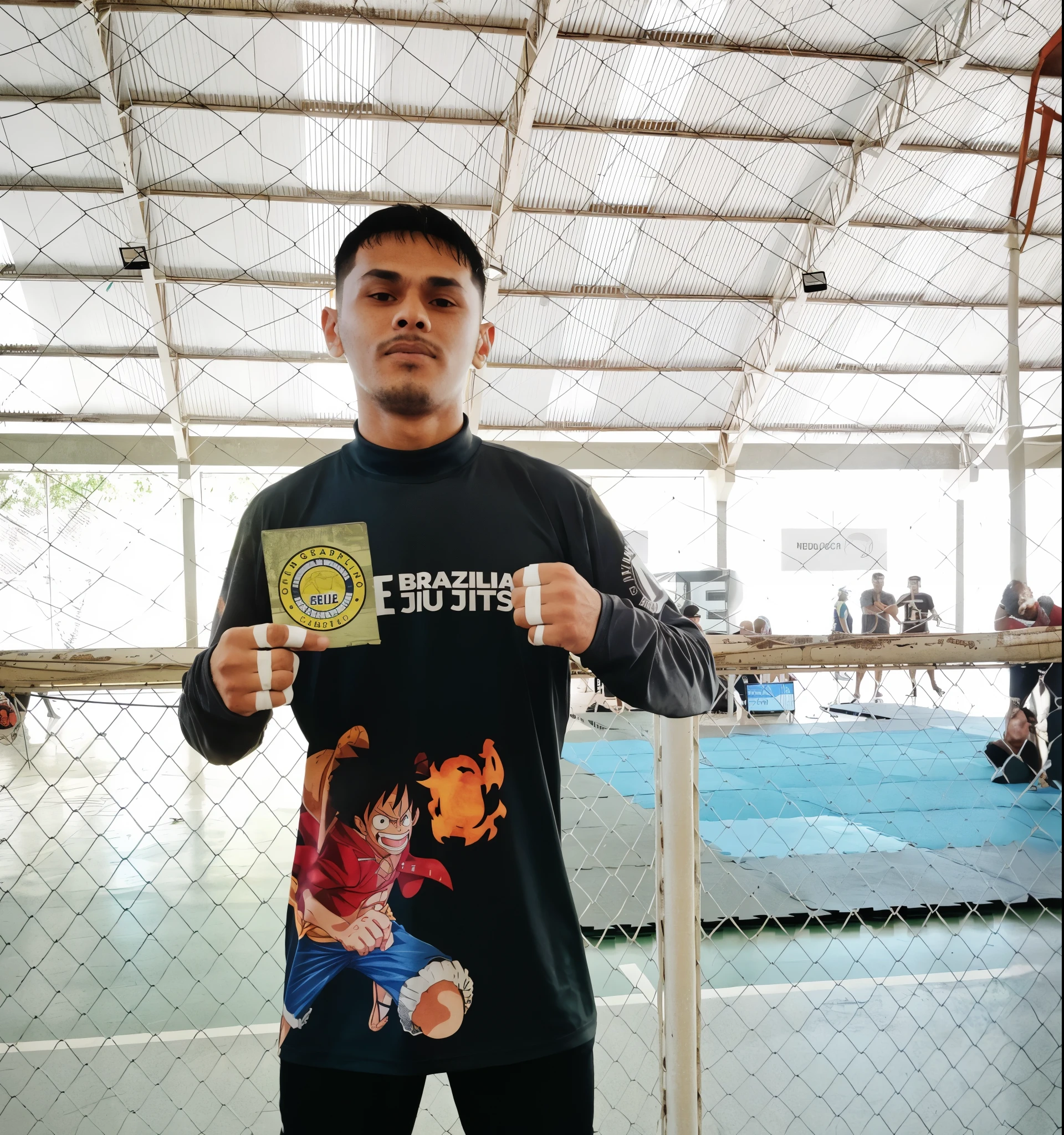 homem arafiado de camisa preta segurando um livro e uma camisa preta, album photo, Pose de postura heroica de Muay Thai, Capturado no iPhone, by João Artur da Silva, Directed by: Eddie Mendoza, caio santos, Directed by: Milton Menasco, Directed by: Luis Miranda, inspirado em Victor Adame Minguez, 🔞🤡, john jude palencar
