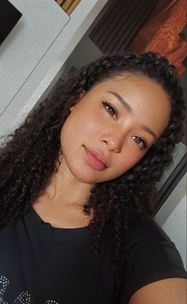 there's a woman with curly cabelo taking a selfie, Tessa Thompson inspirada, cabelo encaracolado preto, taken in the early 2020s, seu rosto emoldurado com cachos, cabelos negros cacheados, preto longo cabelo encaracolado longo, longos cabelos cacheados pretos, longos cabelos negros encaracolados, sem maquiagem cabelo ondulado, imagem de perfil, selfie de uma jovem mulher