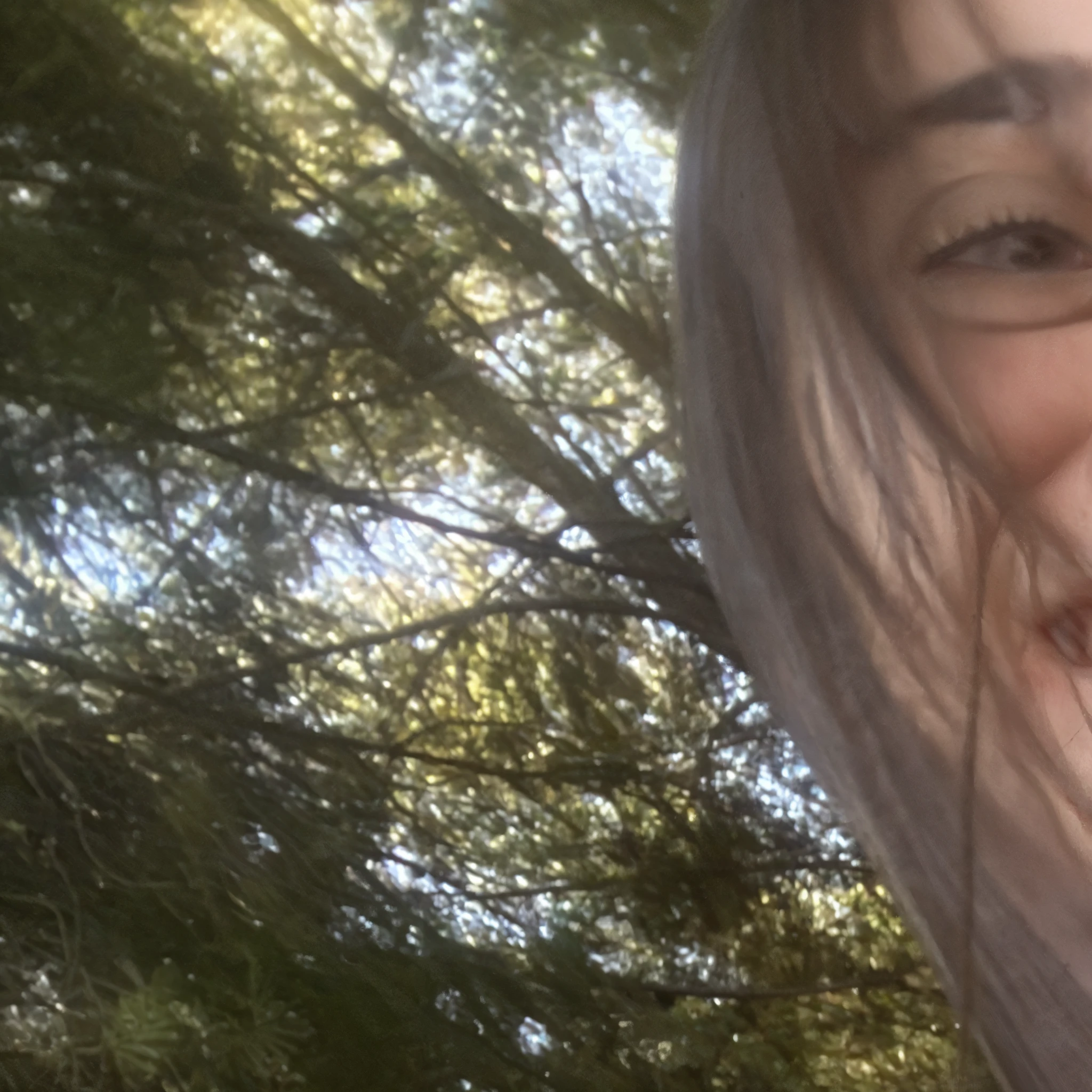 smiling couple lying on the ground in front of a tree, imagen de muy muy muy baja calidad, en un acantilado, muy tonto, en una roca, Sonriendo desde arriba, Foto de vacaciones, staring at the camera, staring at the camera, help me, Foto POV, selfie shot straight on angle, on mountain, Disparo con GoPro9, Foto de baja calidad