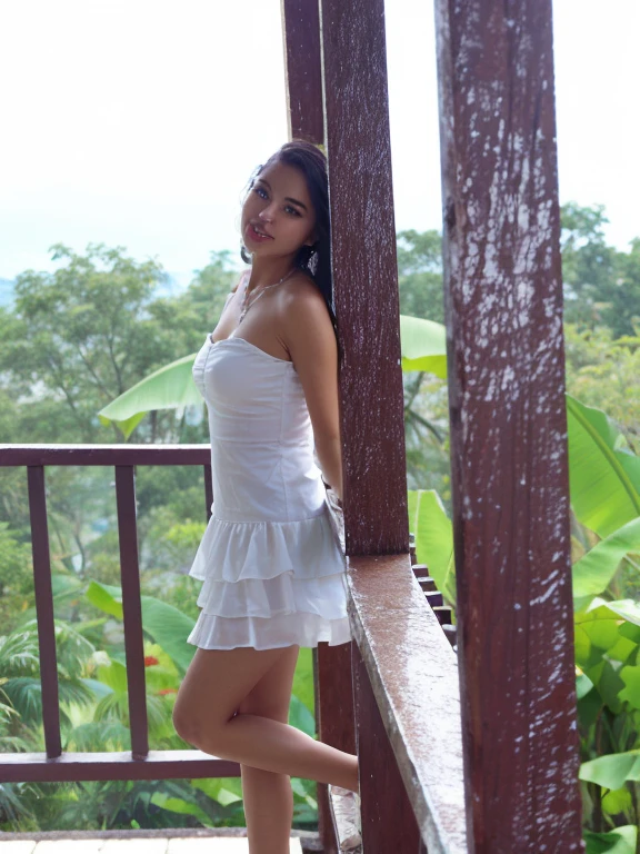 Araffe woman dressed in white standing on a balcony overlooking, con un vestido corto blanco mojado, con un lindo vestido blanco, con vestido blanco, en ropa blanca, con un vestido blanco, con un vestido de sol blanco, Una hermosa mujer vestida de blanco, Sola hermosa mujer latina, Nico con un vestido blanco, Retrato lateral, Cerrar tiro de cuerpo completo, Vestido de sol blanco