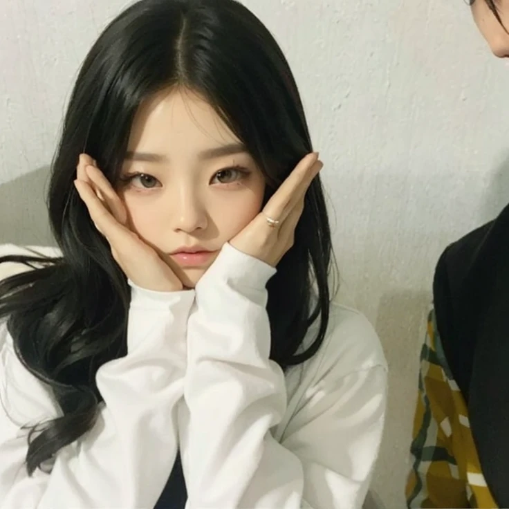 There&#39;s a woman sitting next to a man, Ulzzang, Jisoo do Blackpink, Jennie Blackpink, she has a distant expression, 韓国アイドル, hands behind her pose! Jisoo do Blackpink, Pose distorcida, ela tem um rosto expressivo bonito, tzuyu de duas vezes, rosto obscurecido, com bochechas redondas