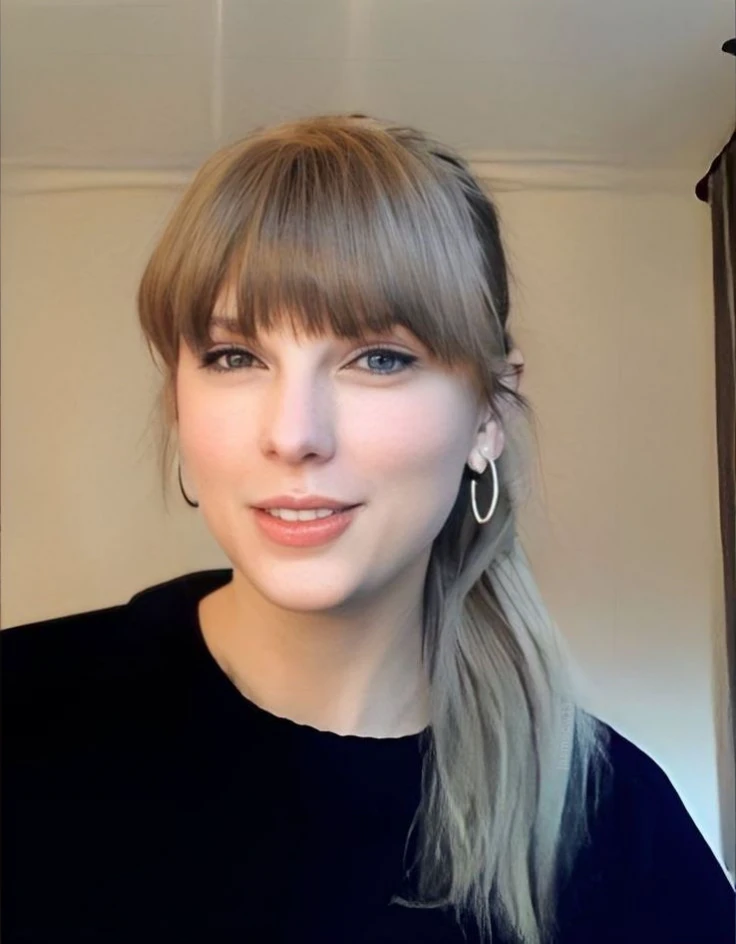 mujer rubia con flequillo y flequillo con una camisa negra, Retrato foto de Taylor Swift, Photograph by Taylor Swift, Retrato de Taylor Swift, Cara de Taylor Swift, con flequillo, Cabello limpio con flequillo, con flequillo completo, Taylor Swift, Foto de perfil de la foto de cabeza, cabello rubio y ojos grandes, con flecos, solo unos pocos flequillos de cabello, Flequillo partido en el centro, Flequillo completo, diadema de princesa, corona de princesa