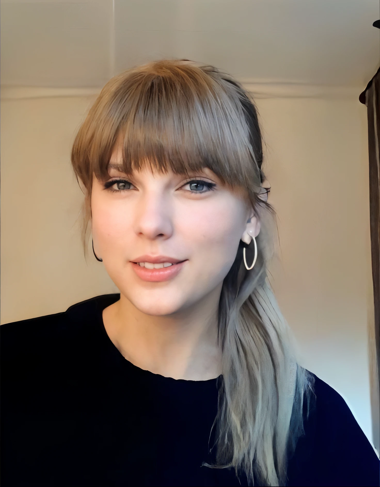 mujer rubia con flequillo y flequillo con una camisa negra, Retrato foto de Taylor Swift, Photograph by Taylor Swift, Retrato de Taylor Swift, Cara de Taylor Swift, con flequillo, Cabello limpio con flequillo, con flequillo completo, Taylor Swift, Foto de perfil de la foto de cabeza, cabello rubio y ojos grandes, con flecos, solo unos pocos flequillos de cabello, Flequillo partido en el centro, Flequillo completo, diadema de princesa, corona de princesa
