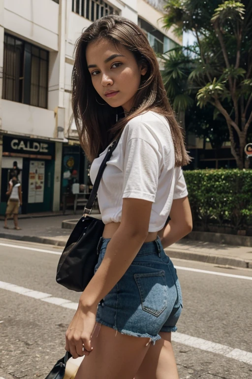 mulher jovem passeando na cidade pelada