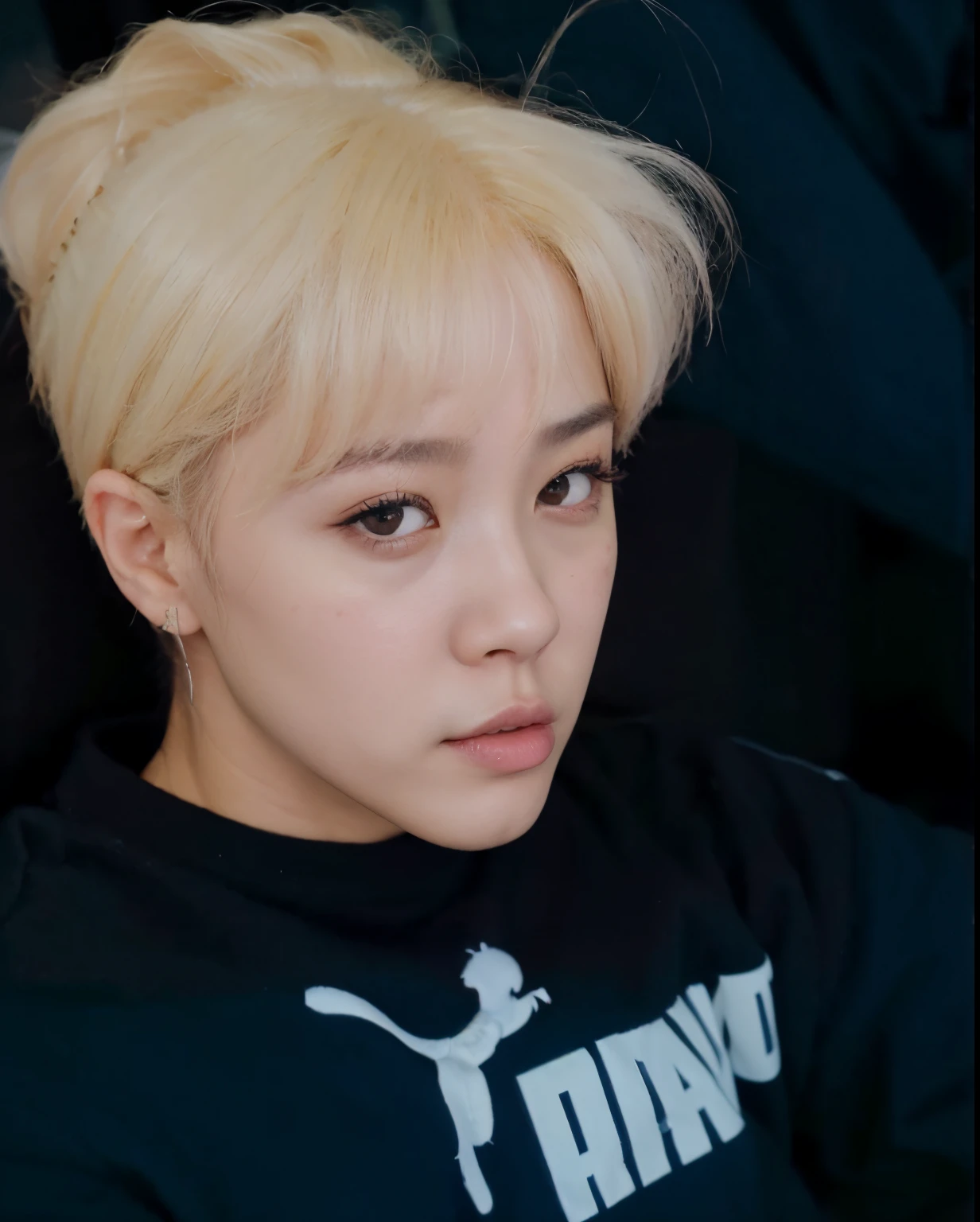 un primer plano de una persona con una camisa negra y un gato blanco, Jimin\labios regordetes, Cara precisa de Jimin, Jimin, Jimin\swollen right eyelid, Jimin\Nariz griega de, Parque Jimin, Kim Doyoung, Yoongi de pelo negro, Wan adorable cara coreana, Cai Xukun, Taejune Kim, Hyung Tae, Foto de perfil de la foto de cabeza
