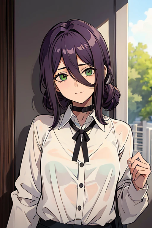 Una chica, 20 year, ojos verdes esmeralda, cabello morado, cabello corto, pechos medianos, caderas amplias, trasero firme, camisa blanca, camisa blanca cerrada, camisa sin botones, camisa sin mangas, una cinta negra delgada con un nudo mariposa en el cuello de su camisa, piel blanca, tez clara, gargantilla con un alfiler como granda, falda corta, falda negra, falda ajustada, pantis negros, a lock of hair that divides his face, a bun at the bottom of her neck that gathers her hair, mechones que enmarcan su cara, unas botas negras medianas, eating instant noodles brushing away a strand of hair.