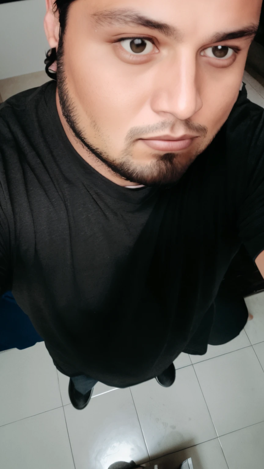 hay un hombre con una camisa negra y un gato negro, barba de cuello, selfie shot straight on angle, 8k selfie photograph, 2 7 years old, barbilla fuerte, con una barbilla puntiaguda, barbilla ancha, 2 8 years old, con camiseta negra, barbilla lisa, con cara redonda, Larger chin, Cara ancha afeitada limpia, rastrojo leve