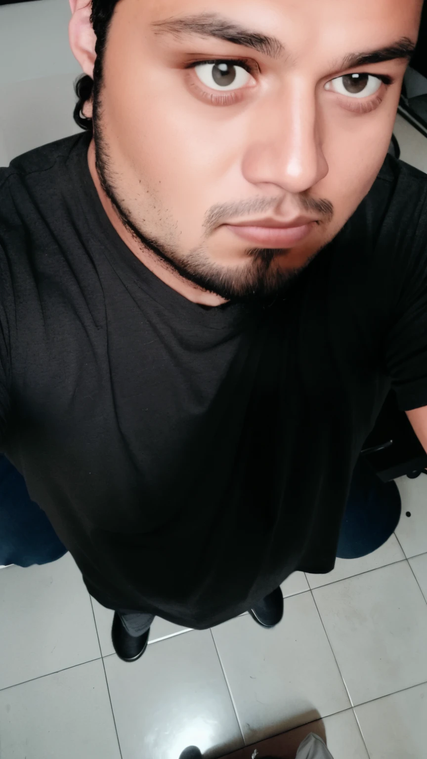 hay un hombre con una camisa negra y un gato negro, barba de cuello, selfie shot straight on angle, 8k selfie photograph, 2 7 years old, barbilla fuerte, con una barbilla puntiaguda, barbilla ancha, 2 8 years old, con camiseta negra, barbilla lisa, con cara redonda, Larger chin, Cara ancha afeitada limpia, rastrojo leve