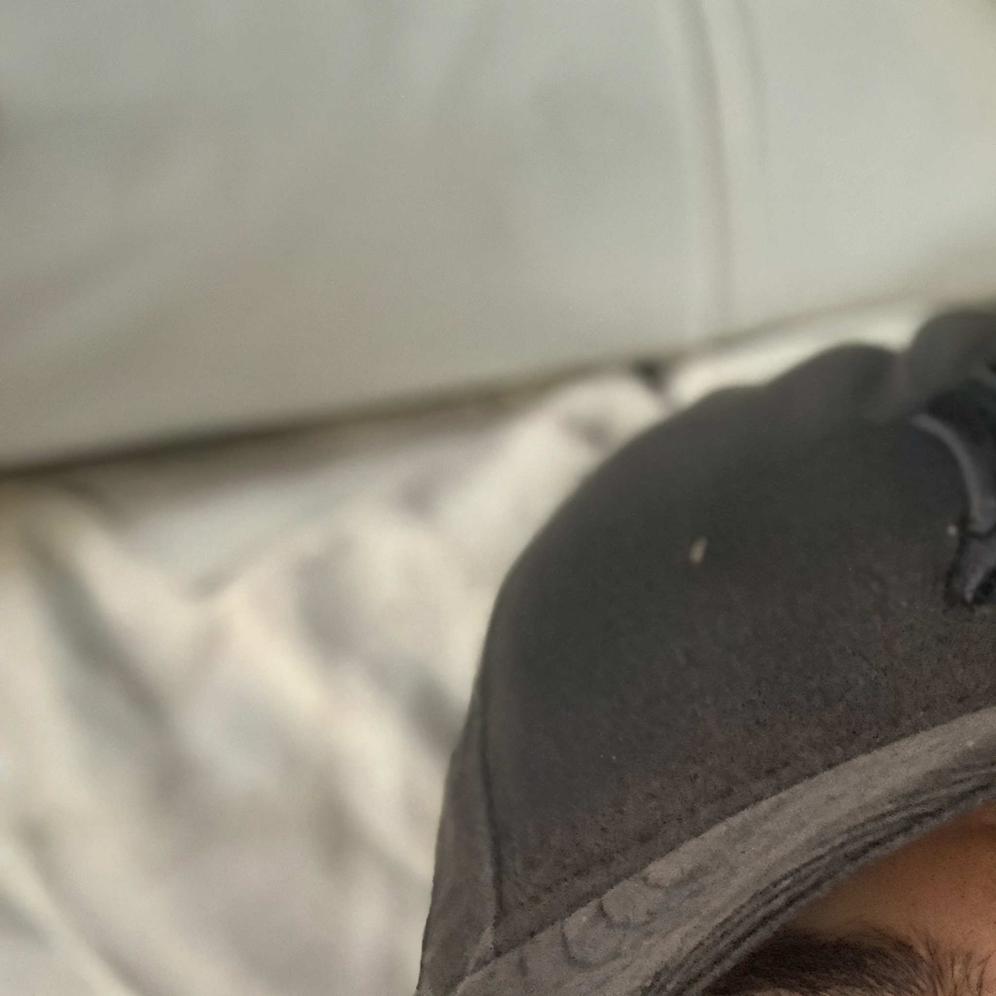 sharp man with baseball cap smiles while lying in bed, 3 2 anos, 2 3 anos, 2 7 anos, 2 8 anos, 2 9 anos, 2 4 anos, Fotografia selfie 8k, 2 2 anos, 3 6 anos, 21 anos, sorrindo de cima, 38 anos