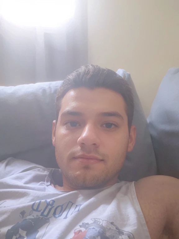 Magro, estilo disney pixar ,camisa vermelha com um raio no meio , segurando um controle de videogame